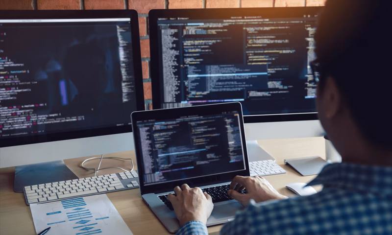 数据科学选型：R与Python如何赋能明山区网站建设？
